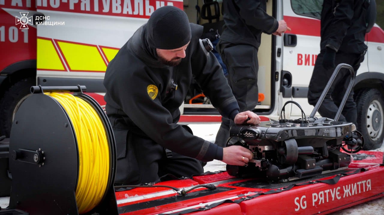 На Київщині вже тиждень тривають пошукові роботи на водоймі, де втопився джип - фото 5