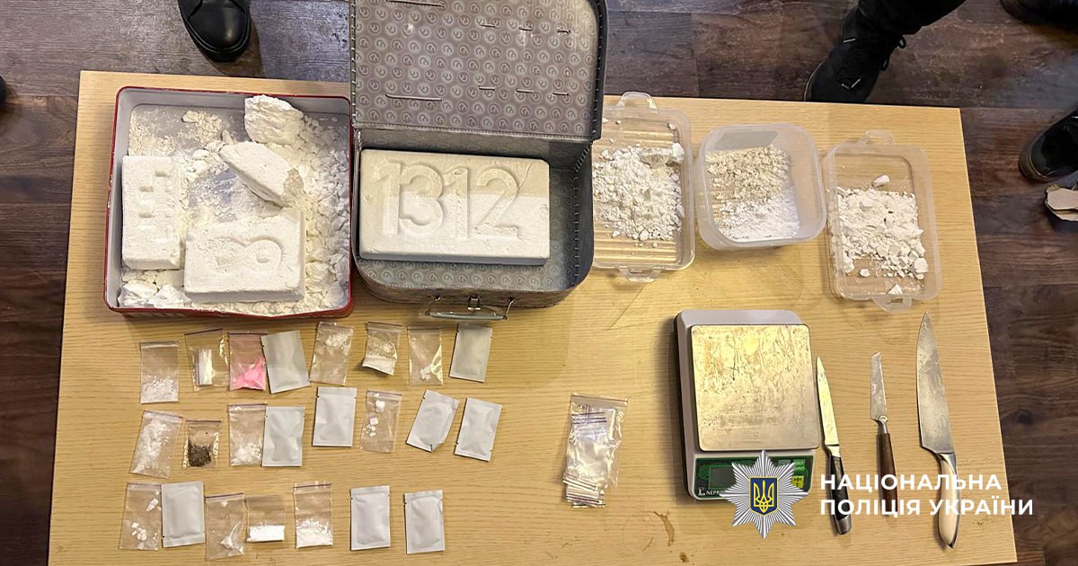 Нацполіція та СБУ знешкодили міжнародний канал збуту кокаїну у Києві та області - фото 2