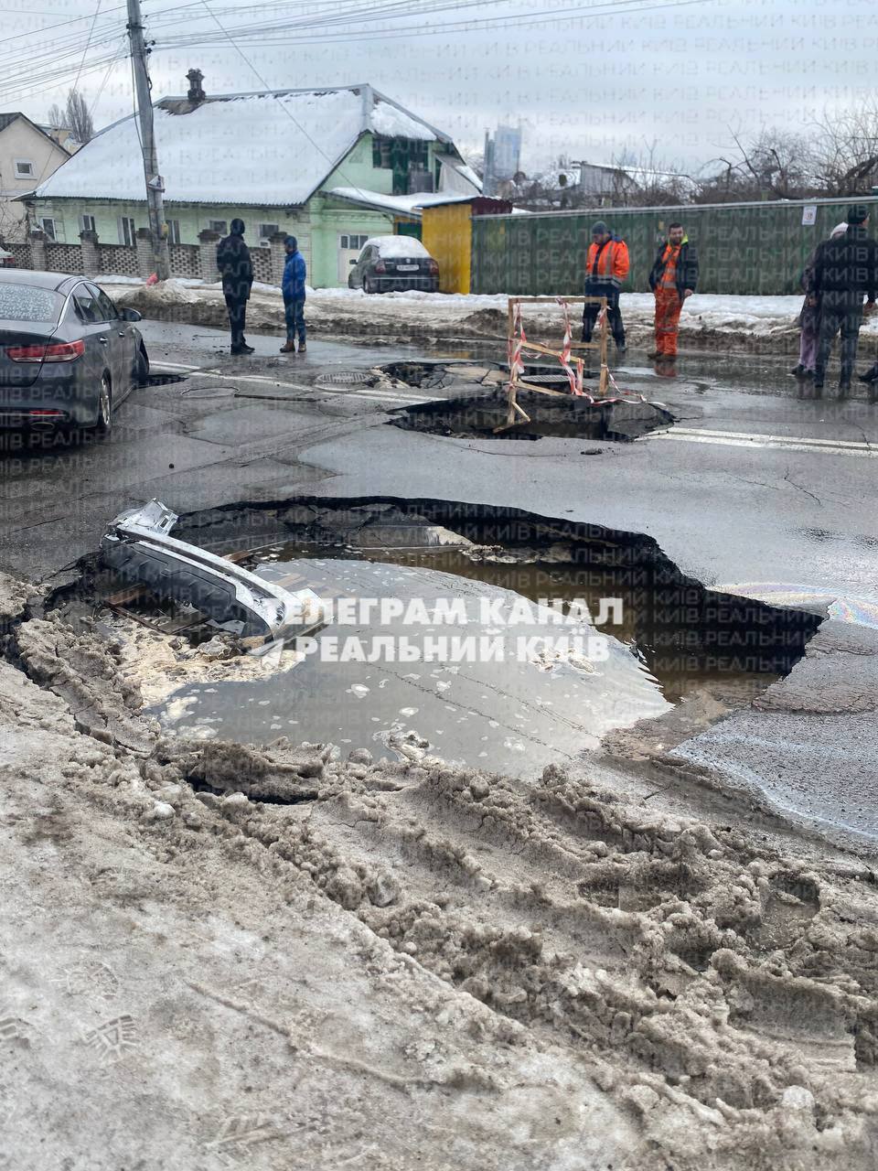 Рух на Білицькій перекрили через аварію на водопроводі