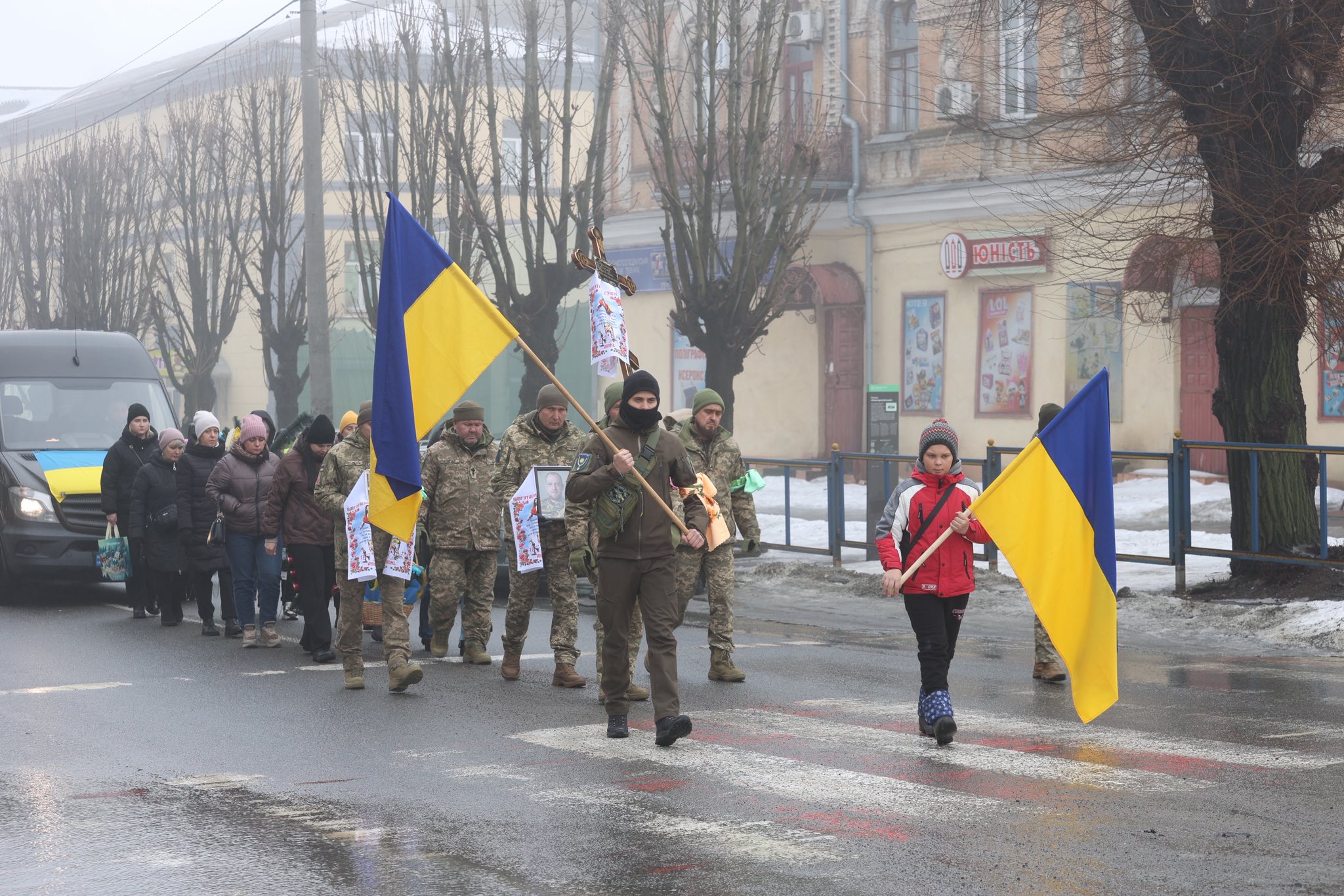 Умань прощалася із солдатом Миколою Омельчуком. Фото - фото 3