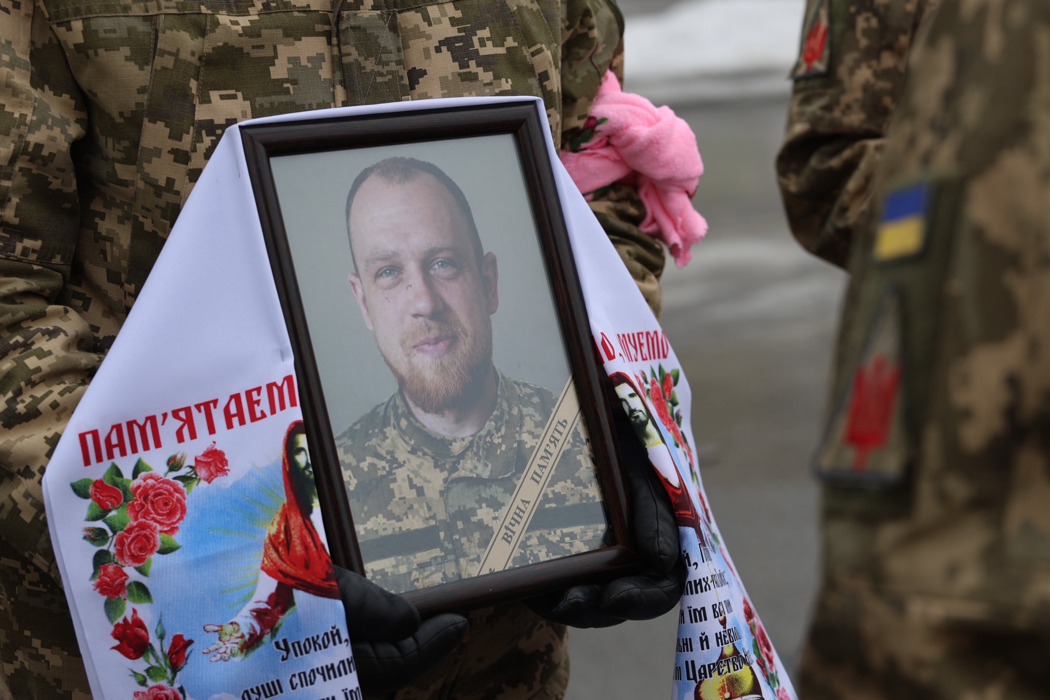 Умань прощалася із солдатом Миколою Омельчуком. Фото - фото 5