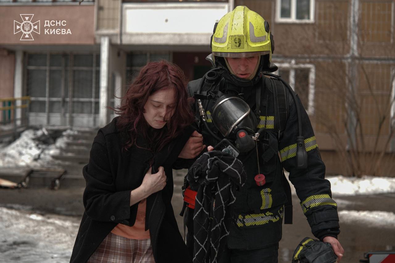 У Святошинському районі сталася пожежа на 8 поверсі, є потерпіла - фото 2