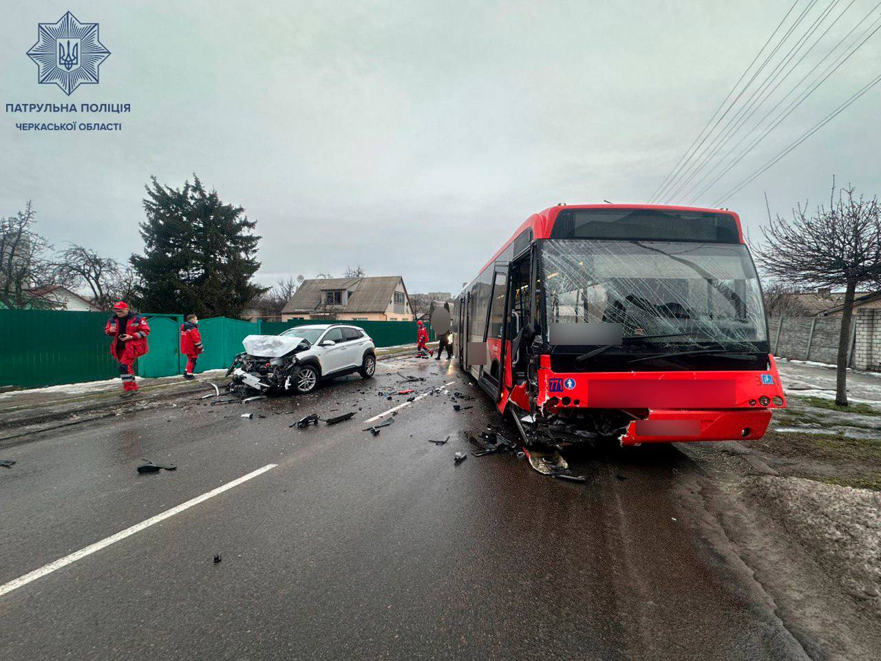 У Черкасах водійка Hyundai протаранила пасажирський автобус - фото 3