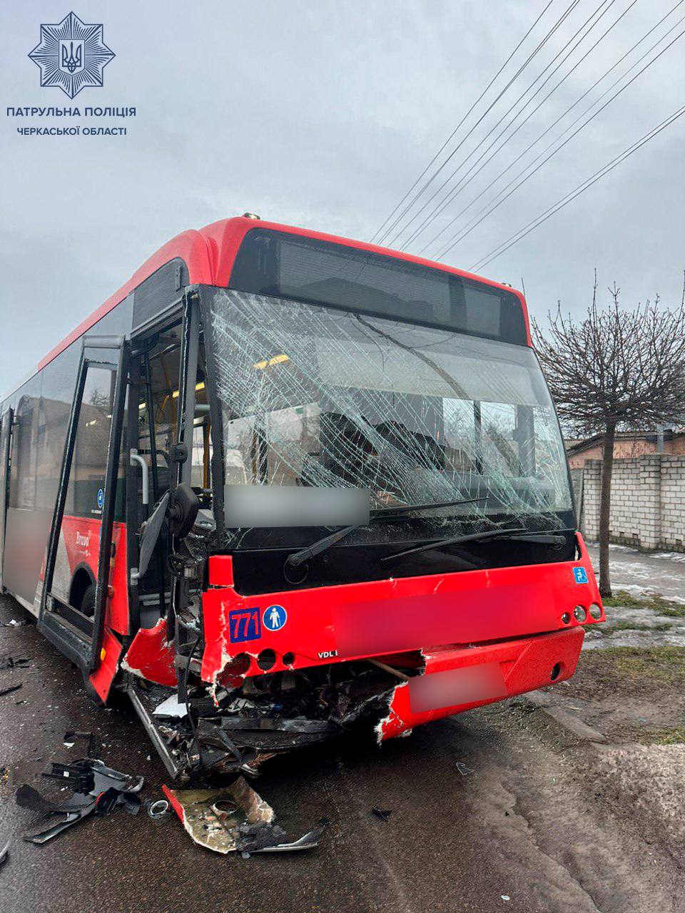 У Черкасах водійка Hyundai протаранила пасажирський автобус - фото 2