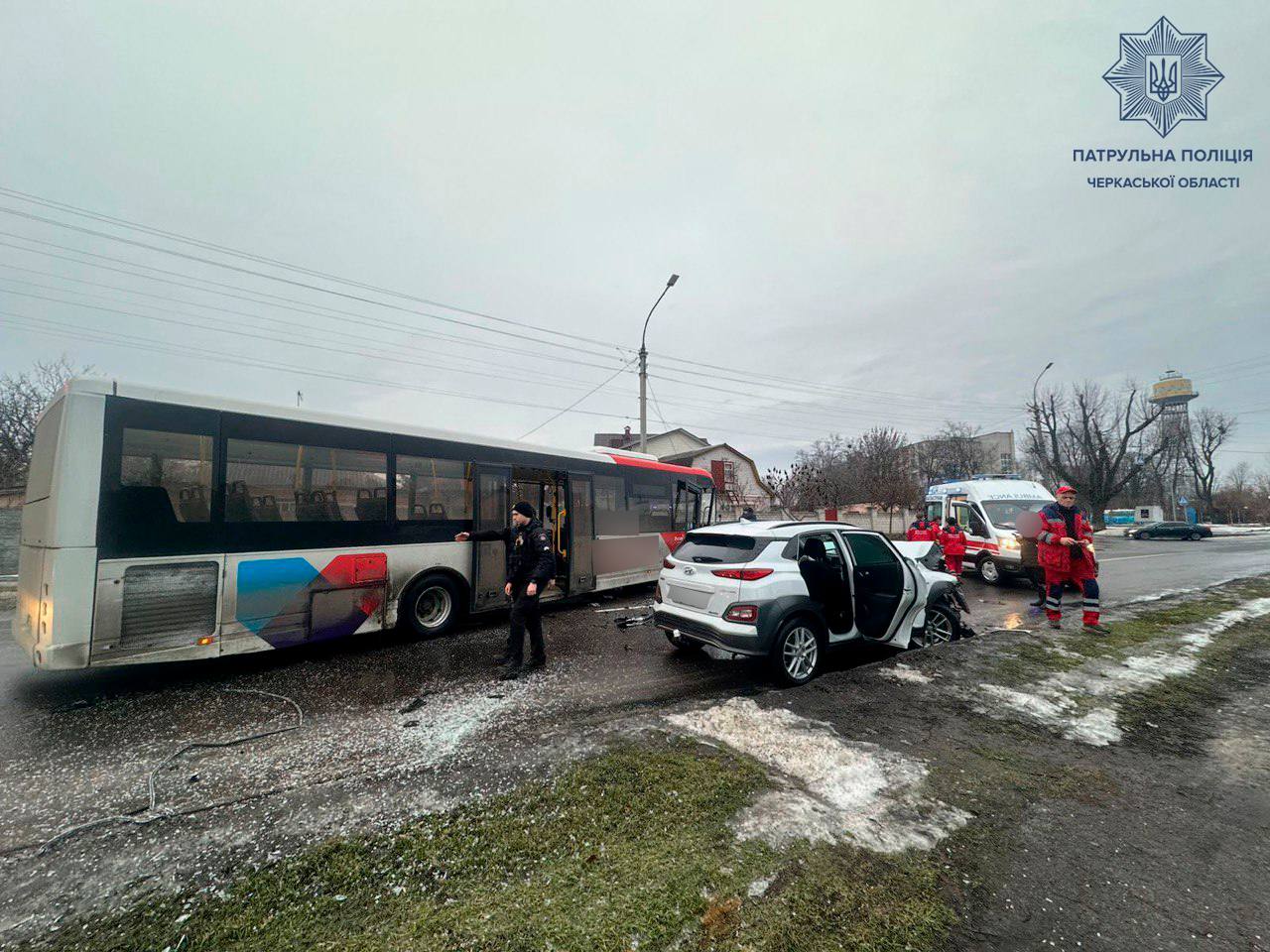У Черкасах водійка Hyundai протаранила пасажирський автобус