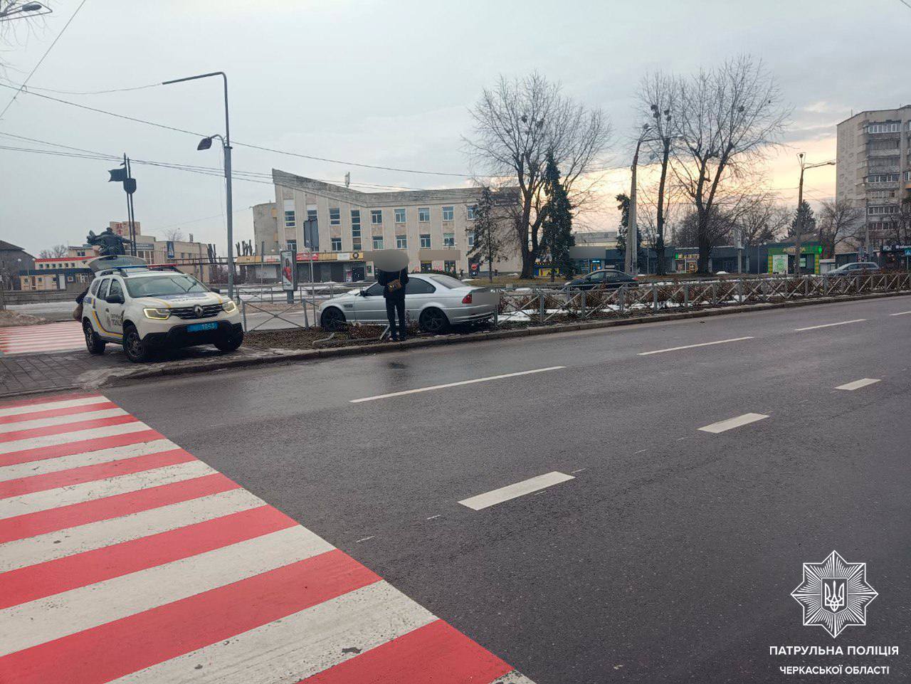 Водій BMW у Черкасах протаранив паркан