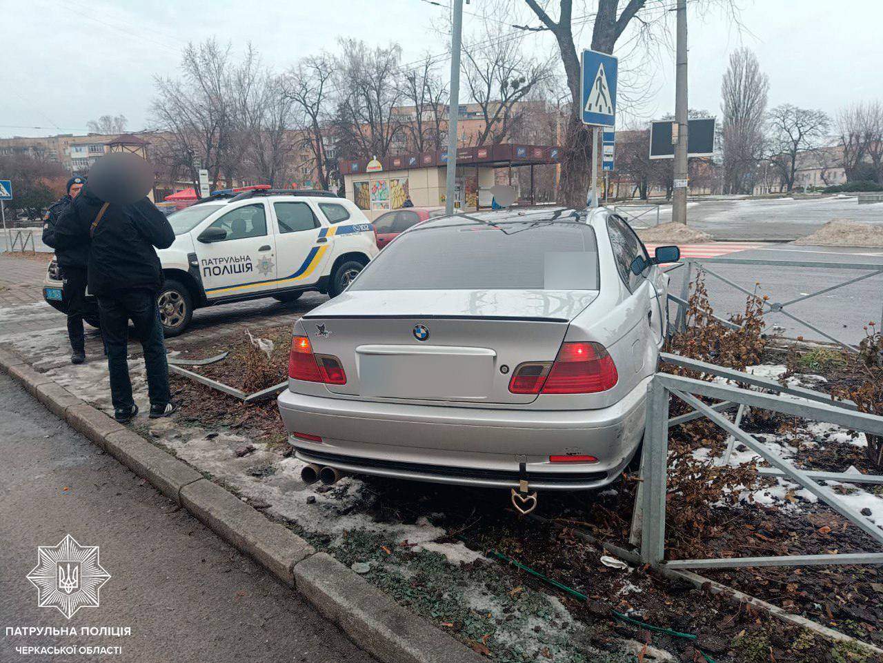 Водій BMW у Черкасах протаранив паркан - фото 2