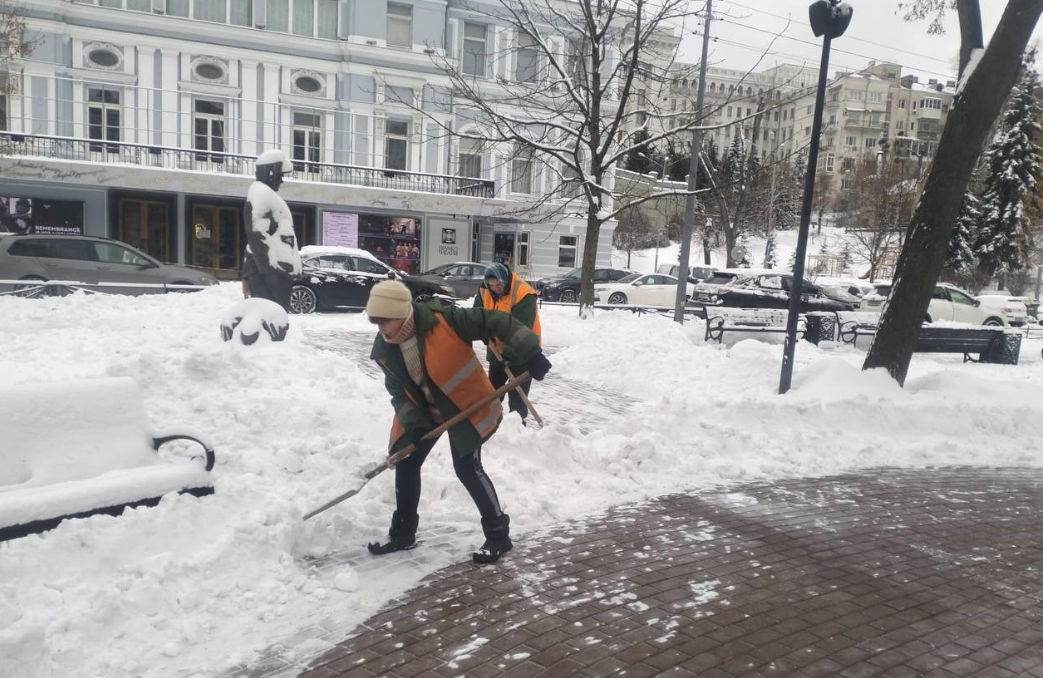 Київ другий день потерпає від заторів, мешканців столиці закликають не виходити на вулицю без необхідності