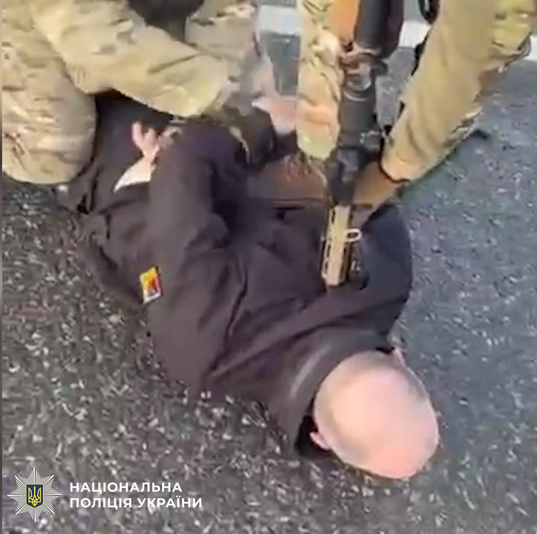 Дезертир ЗСУ та його спільник на замовлення рф підірвали евакуаційне авто в Києві