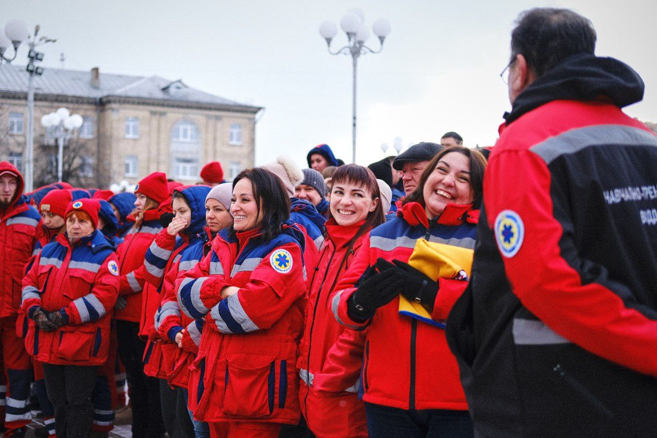 У Черкасах працівники екстренки «скинулися» преміями і купили автівки для військових. Фото