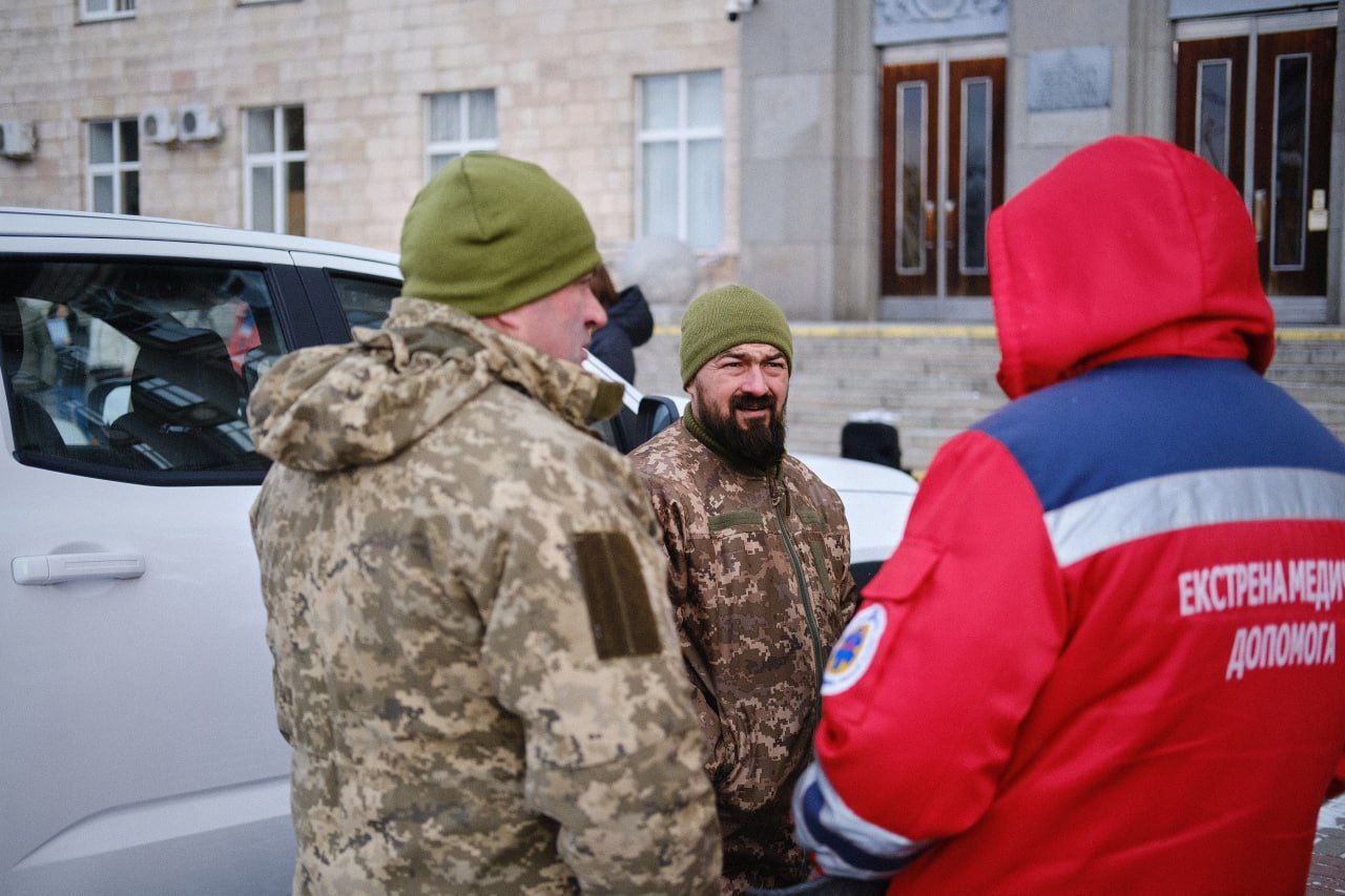 У Черкасах працівники екстренки «скинулися» преміями і купили автівки для військових. Фото - фото 2