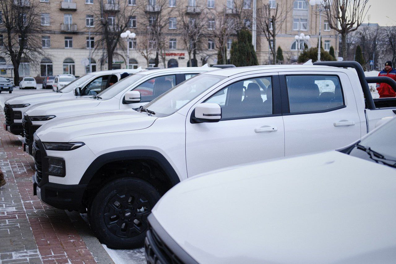 У Черкасах працівники екстренки «скинулися» преміями і купили автівки для військових. Фото - фото 4