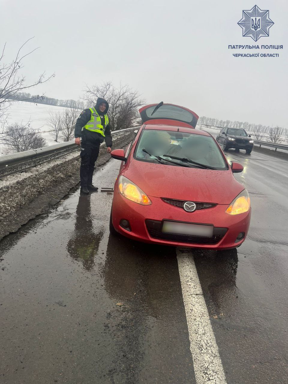 Завезли колеса на шиномонтаж, щоб їх залатали – черкаські патрульні допомогли водійці Mazda