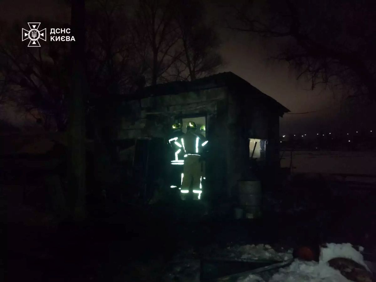 Рятувальники ліквідували пожежу на човновій станції в Києві