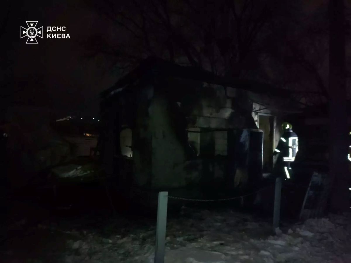 Рятувальники ліквідували пожежу на човновій станції в Києві - фото 2