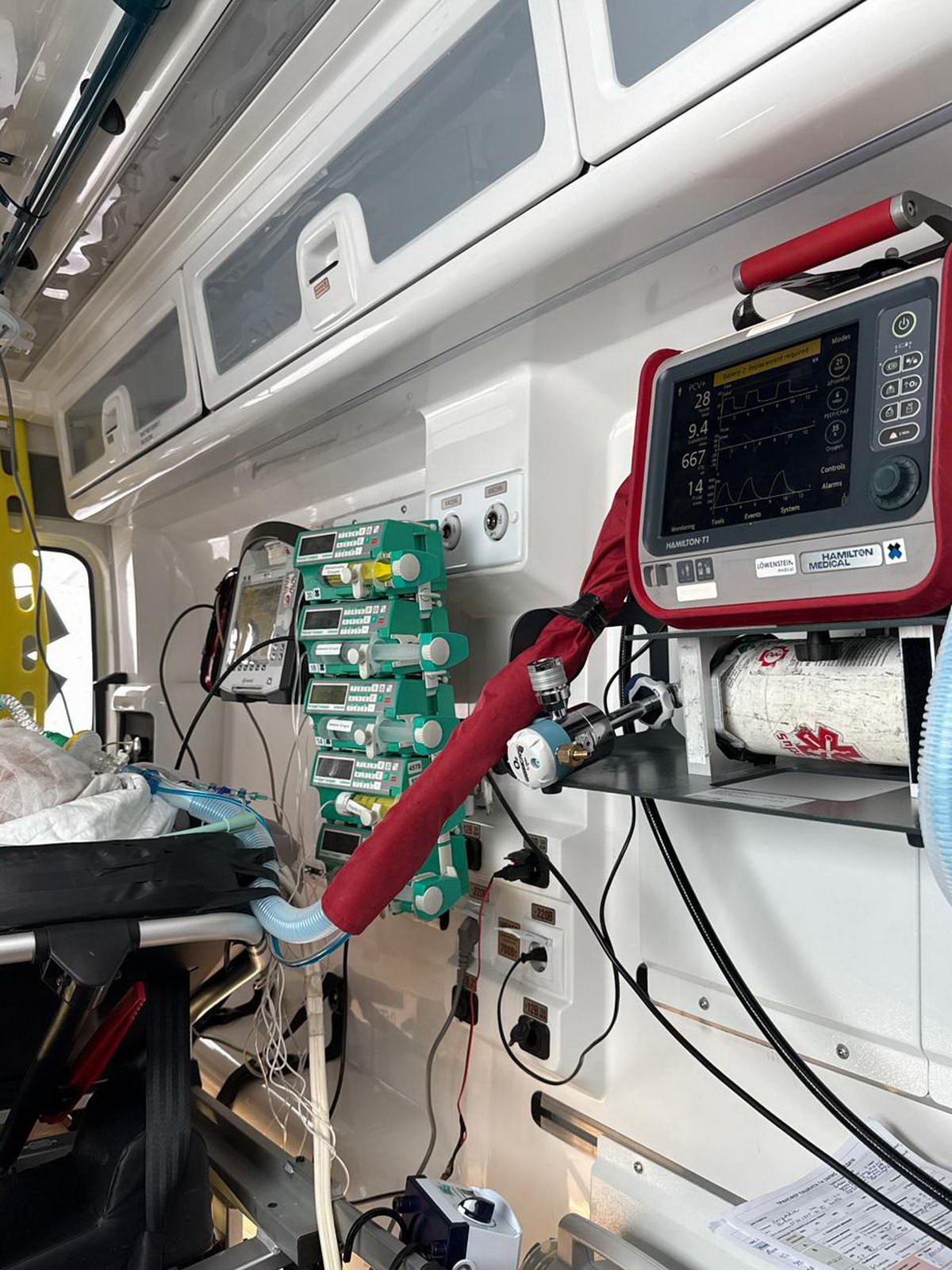 Пацієнта з важкими опіками транспортували з Вінниці до польської клініки - фото 4