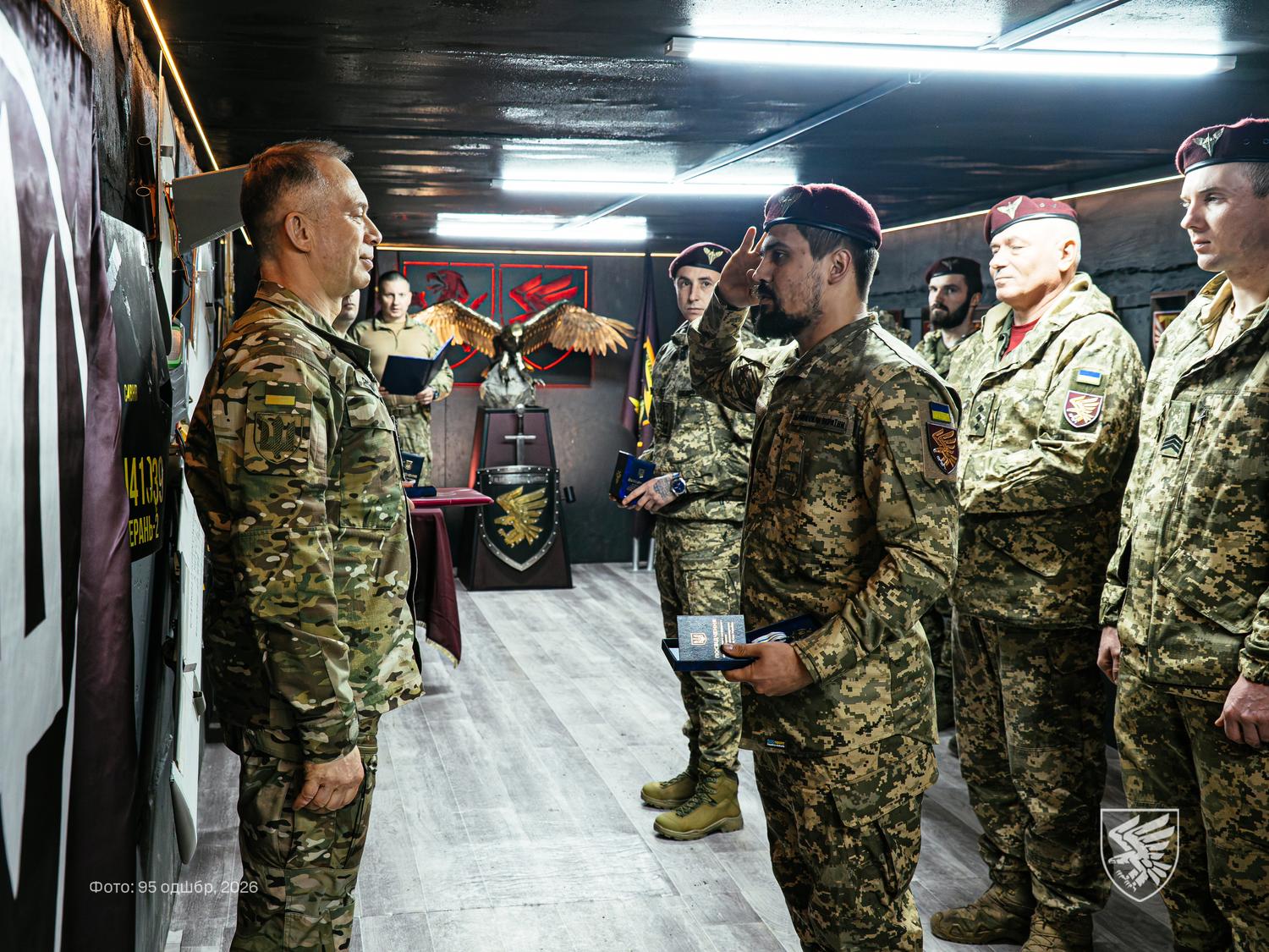 Сирський нагородив «Срібним хрестом» десантника з Черкас