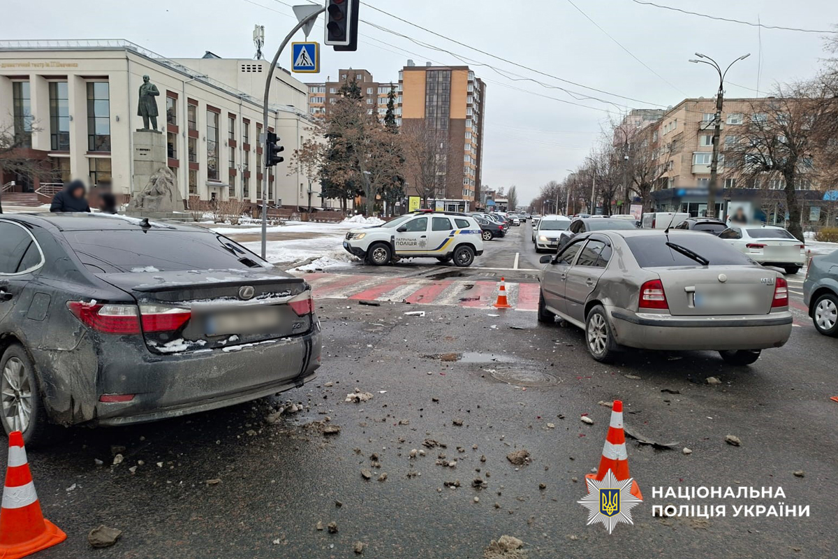 У Черкасах зіткнулися Lexus та Skoda, постраждала дівчина