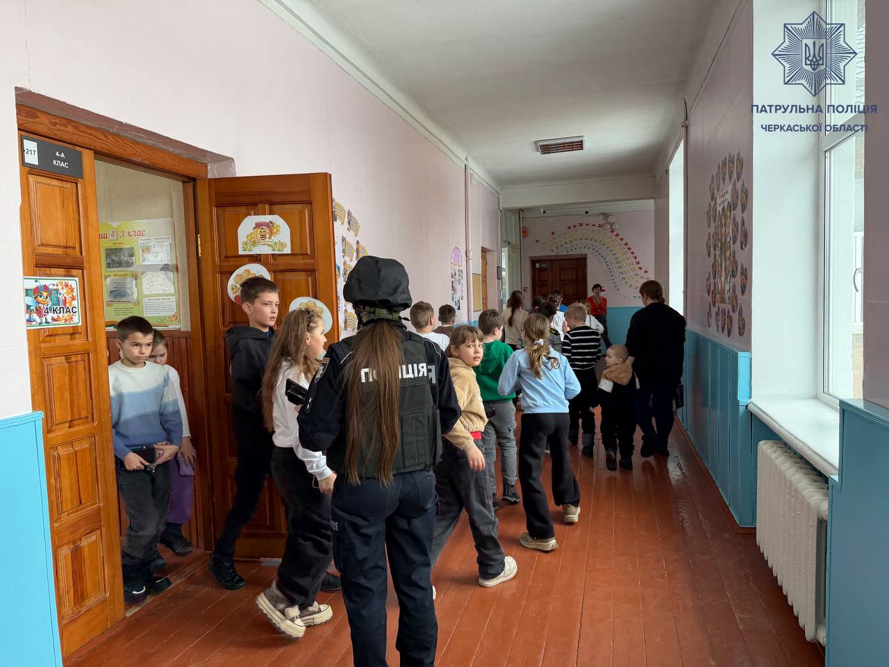 У Черкасах патрульні тренувалися відпрацьовувати дії під час надзвичайної ситуації в школі - фото 3