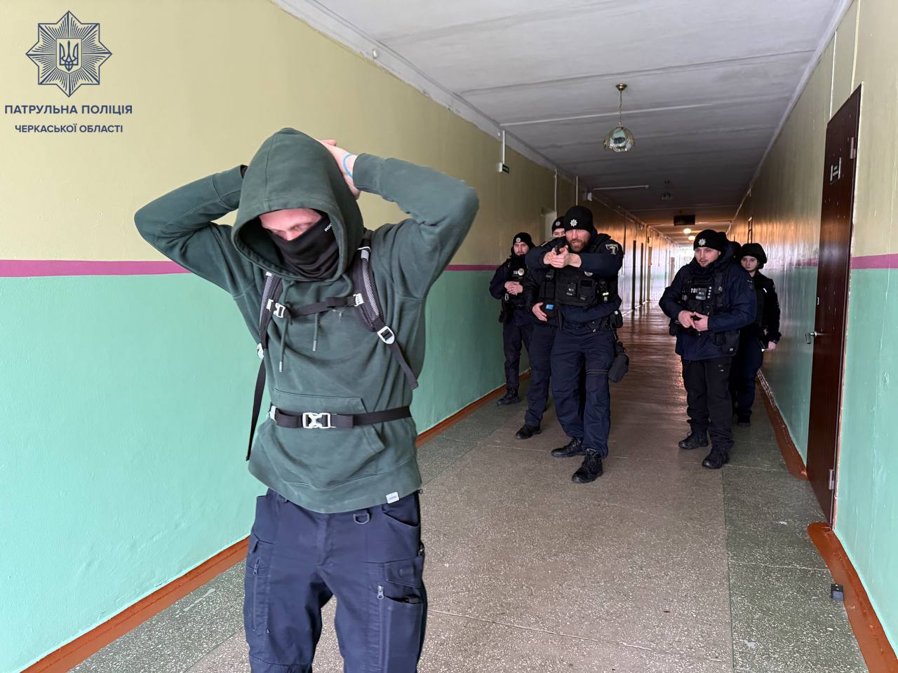 У Черкасах патрульні тренувалися відпрацьовувати дії під час надзвичайної ситуації в школі - фото 7