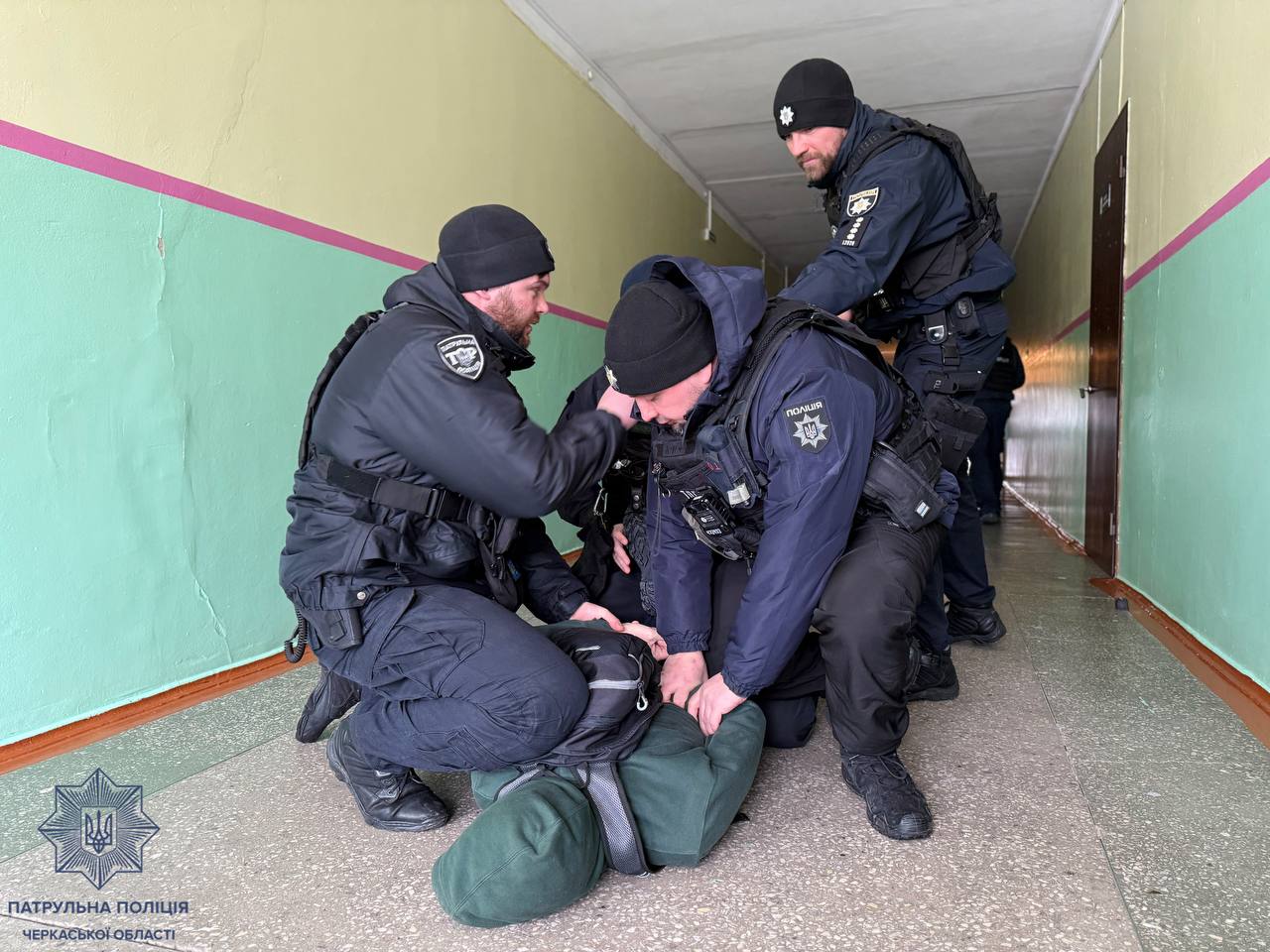 У Черкасах патрульні тренувалися відпрацьовувати дії під час надзвичайної ситуації в школі - фото 8