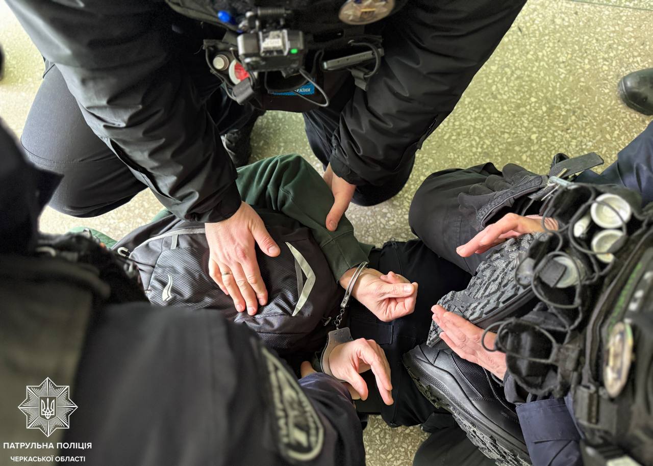 У Черкасах патрульні тренувалися відпрацьовувати дії під час надзвичайної ситуації в школі - фото 9