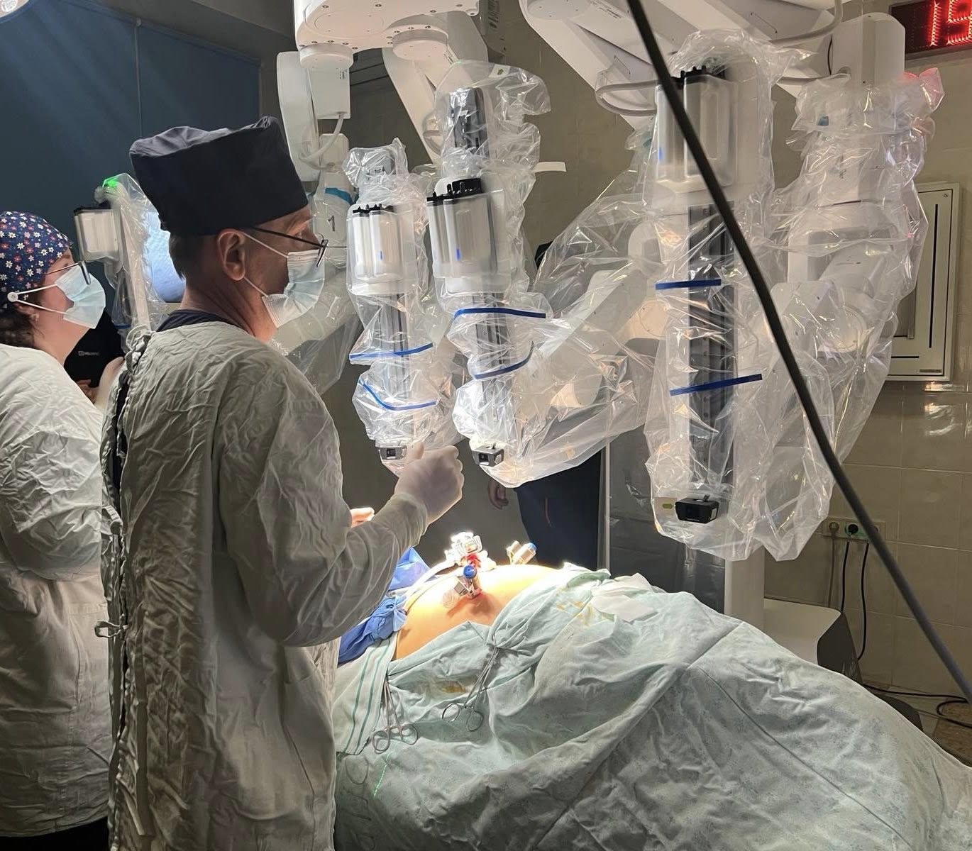 У столиці вперше виконали роботизовані хірургічні операції в державному закладі