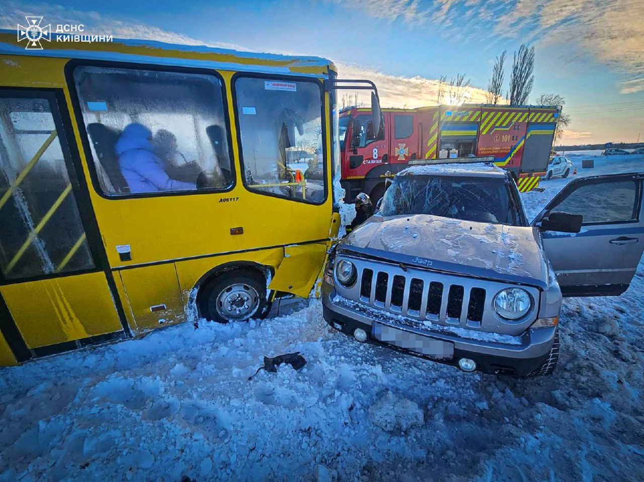 На Білоцерківщині зіткнулися легковик і шкільний автобус: наслідки ДТП ліквідовували рятувальники - фото 2