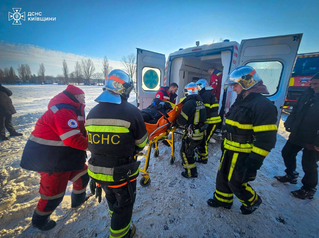 На Білоцерківщині зіткнулися легковик і шкільний автобус: наслідки ДТП ліквідовували рятувальники