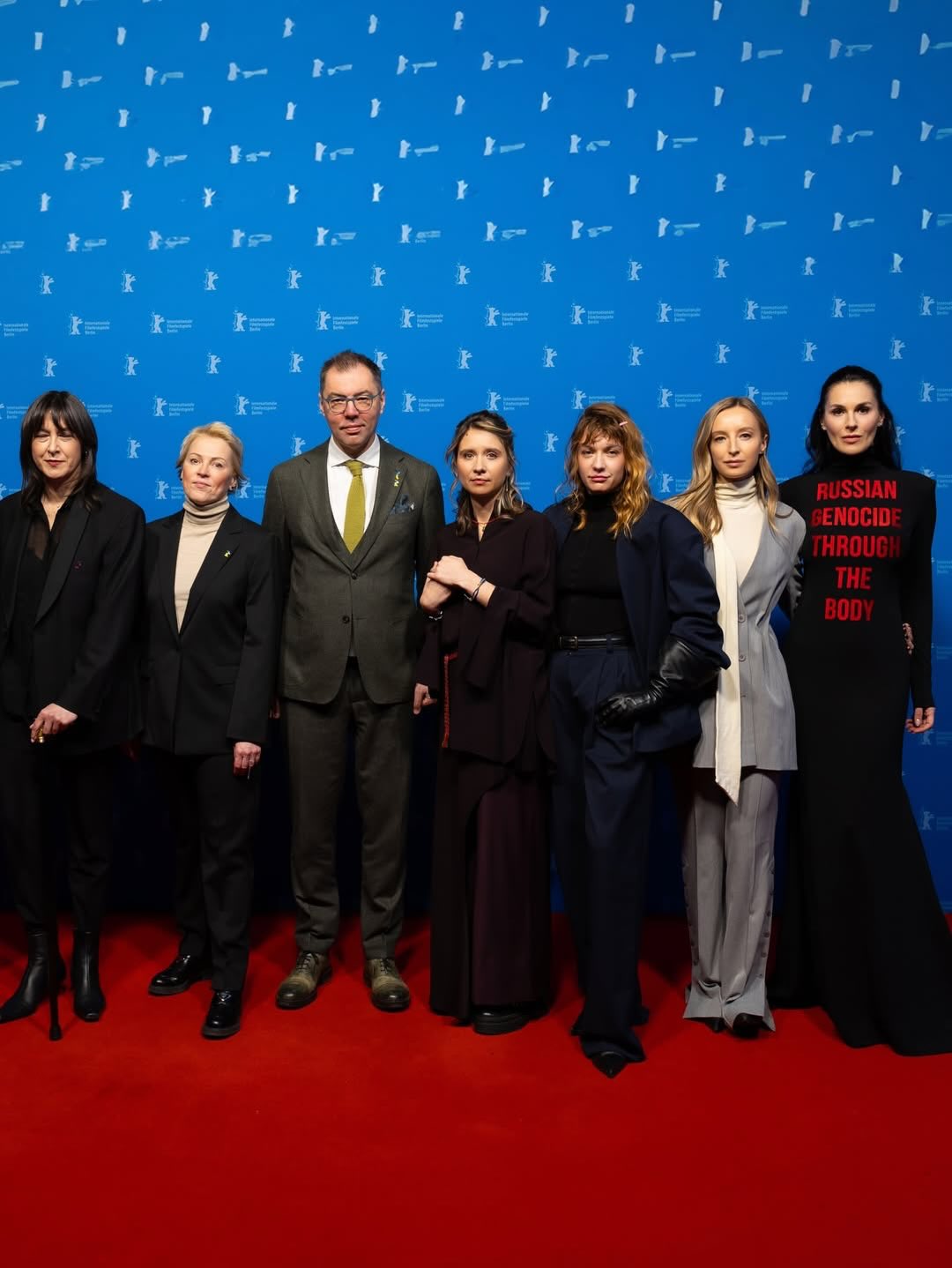 Єфросиніна відвідала прем'єру фільму «Сліди» на Берлінале-2026 у сукні з написом «Геноцид Росії через тіло» - фото 5