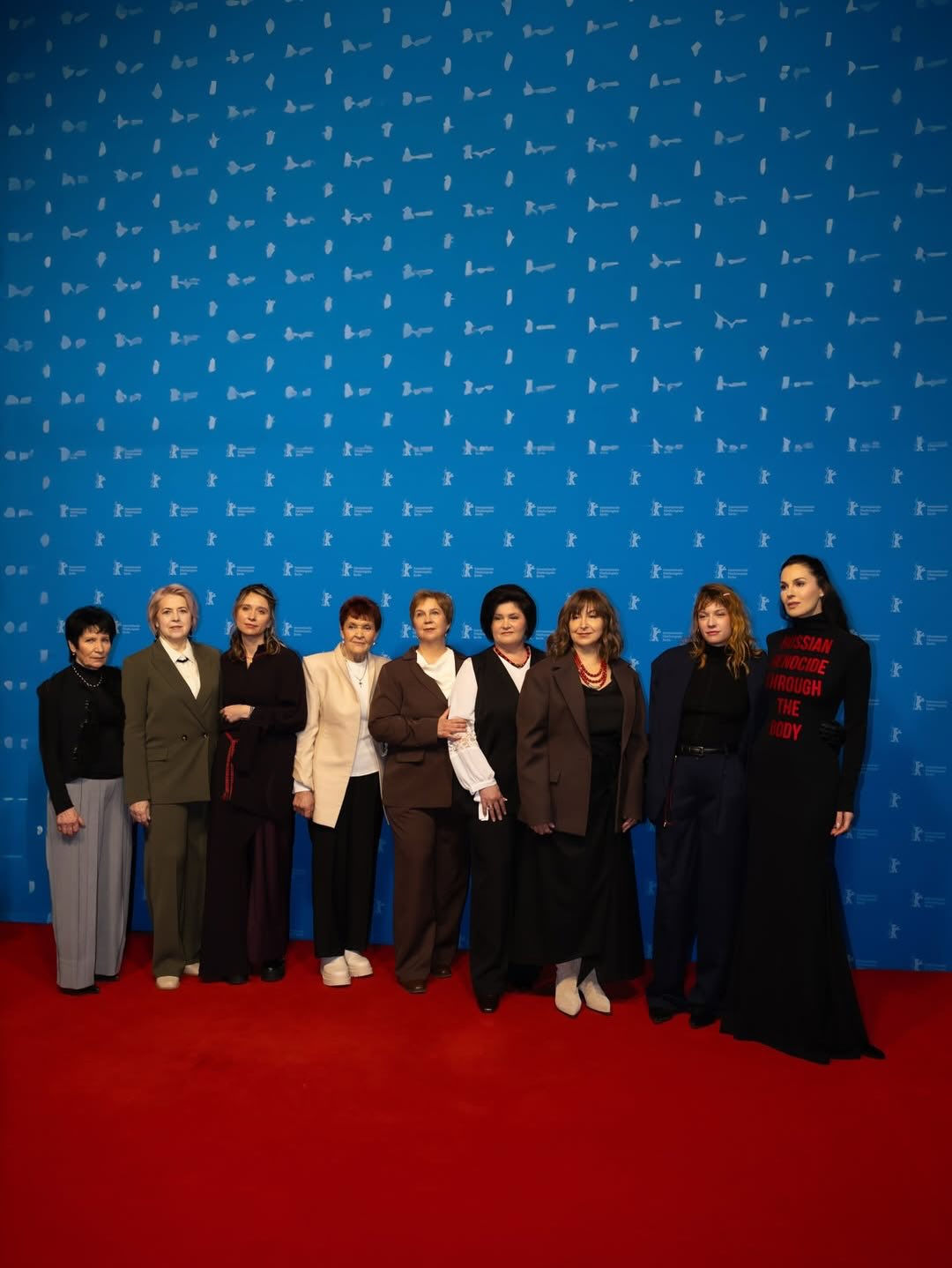 Єфросиніна відвідала прем'єру фільму «Сліди» на Берлінале-2026 у сукні з написом «Геноцид Росії через тіло» - фото 4