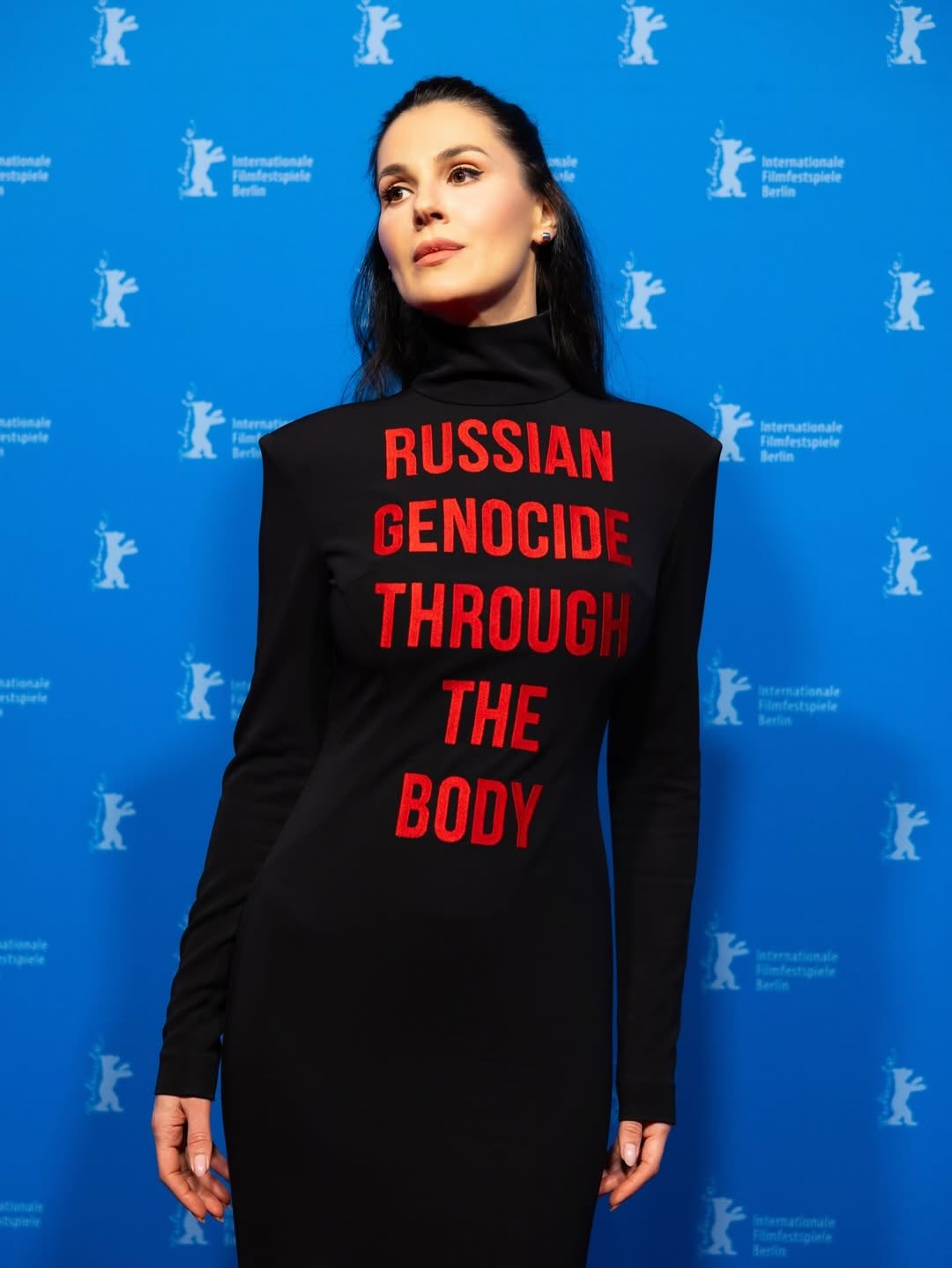 Єфросиніна відвідала прем'єру фільму «Сліди» на Берлінале-2026 у сукні з написом «Геноцид Росії через тіло» - фото 2