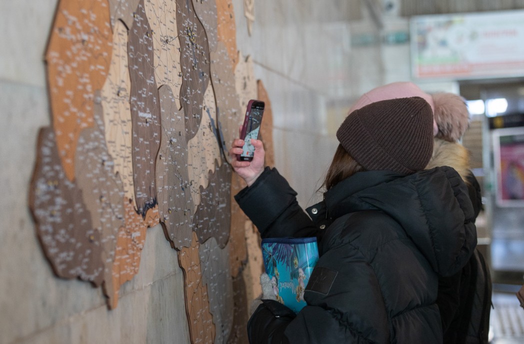 На станції метро «Золоті ворота» з’явилась інтерактивна мапа України - фото 2