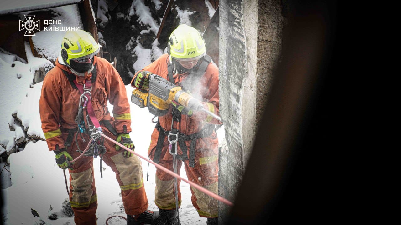 Рятувальники Білої Церкви цілодобово працюють над відновленням поруйнованих обєктів - фото 3