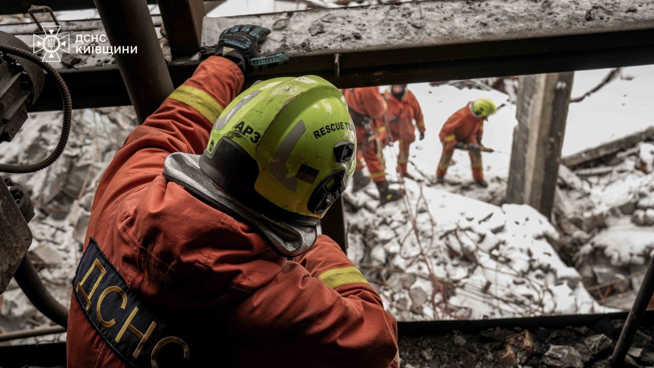 Рятувальники Білої Церкви цілодобово працюють над відновленням поруйнованих обєктів - фото 2