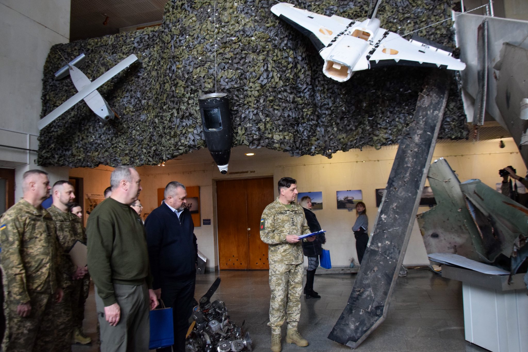 У Черкасах показали залишки збитих ракет, дронів і гелікоптерів. Фото