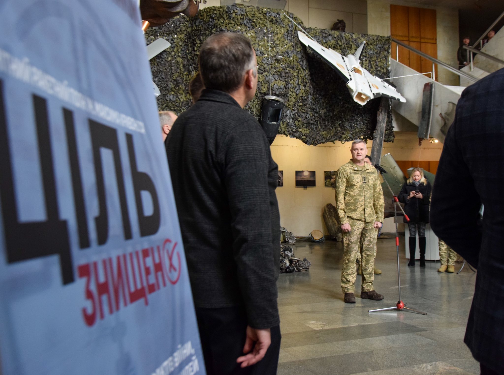У Черкасах показали залишки збитих ракет, дронів і гелікоптерів. Фото - фото 4