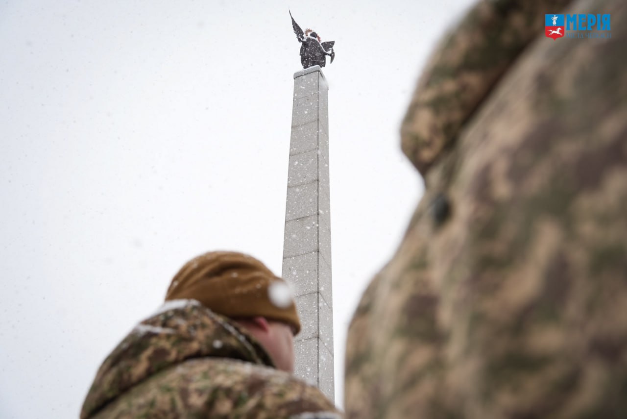 У День Героїв Небесної сотні черкасці несли квіти до пам’ятнику «Борцям за волю України»