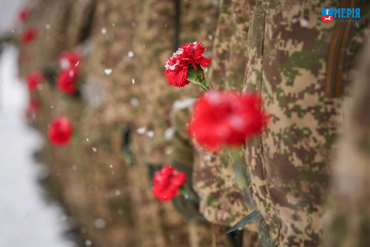 У День Героїв Небесної сотні черкасці несли квіти до пам’ятнику «Борцям за волю України» - фото 2