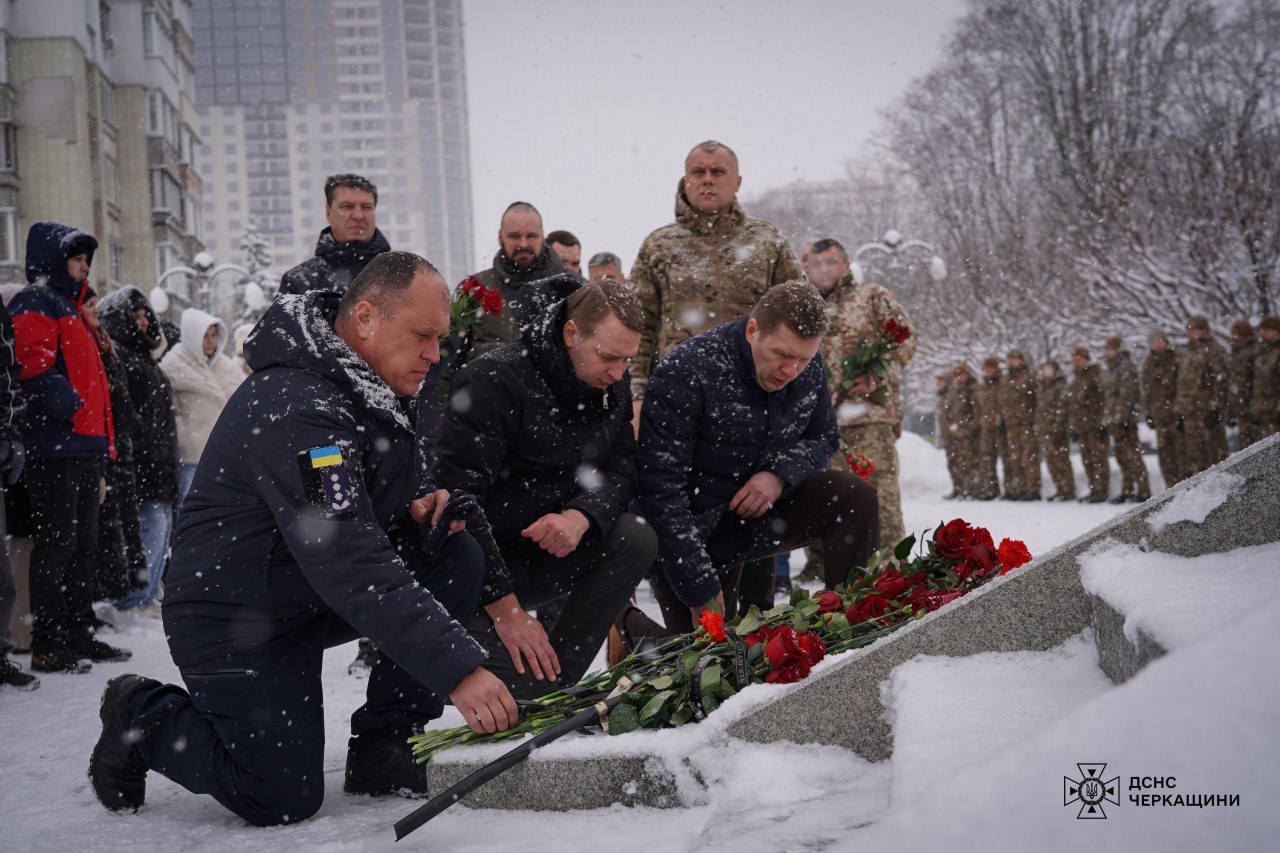 У День Героїв Небесної сотні черкасці несли квіти до пам’ятнику «Борцям за волю України» - фото 3