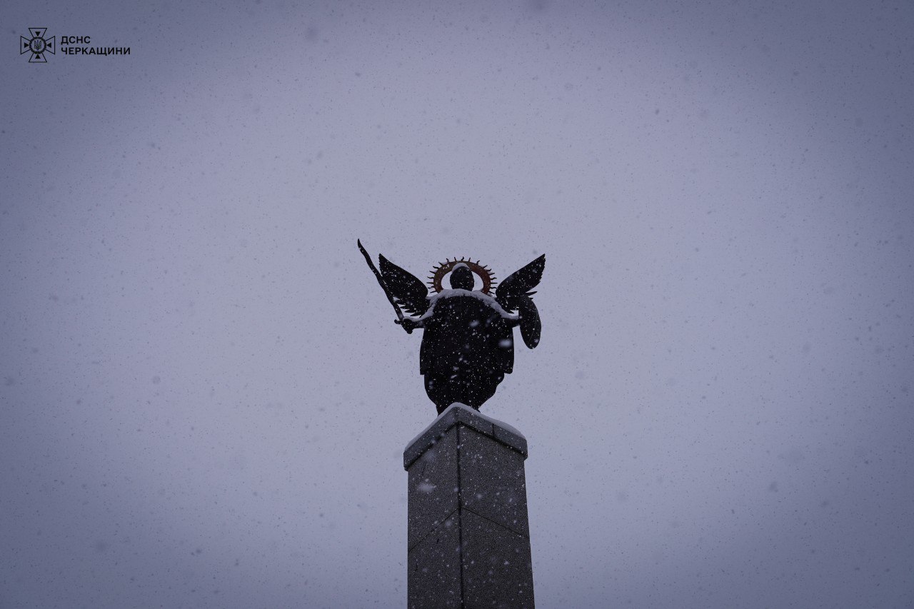 У День Героїв Небесної сотні черкасці несли квіти до пам’ятнику «Борцям за волю України» - фото 5