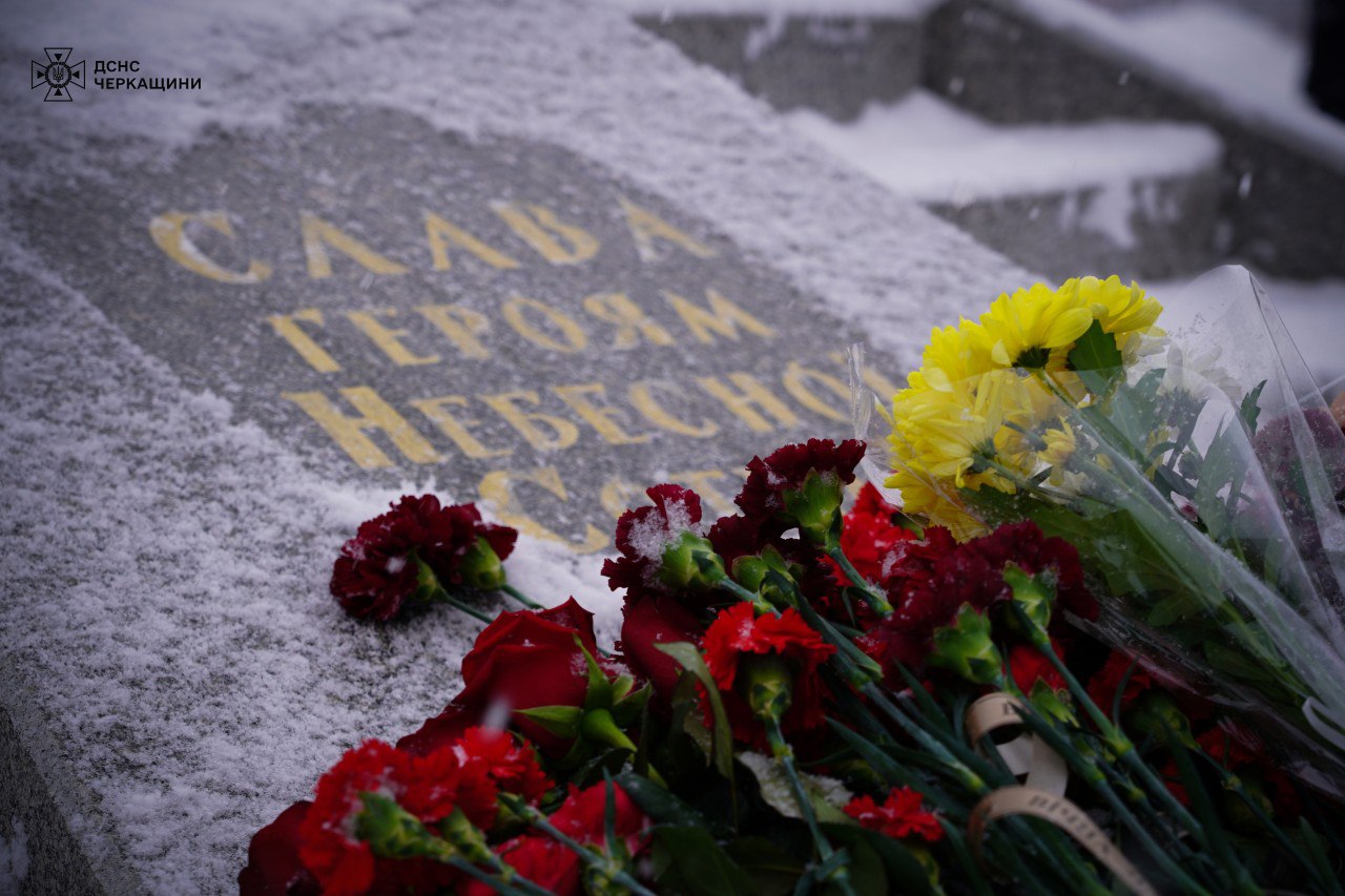 У День Героїв Небесної сотні черкасці несли квіти до пам’ятнику «Борцям за волю України» - фото 6