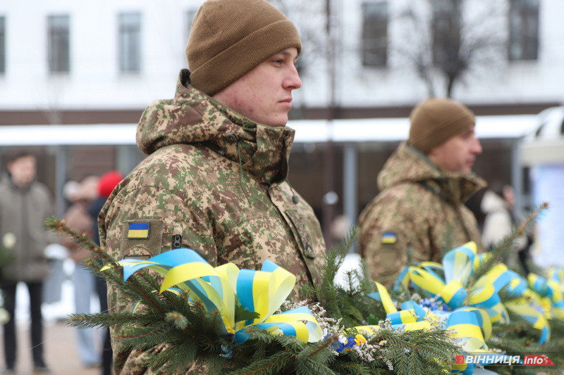 Пам’ять Героїв Небесної Сотні вшанували у Вінниці - фото 4