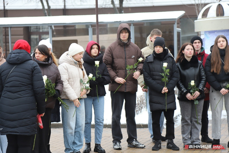 Пам’ять Героїв Небесної Сотні вшанували у Вінниці - фото 6
