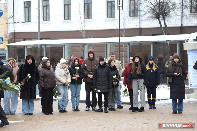 Пам’ять Героїв Небесної Сотні вшанували у Вінниці - фото 40
