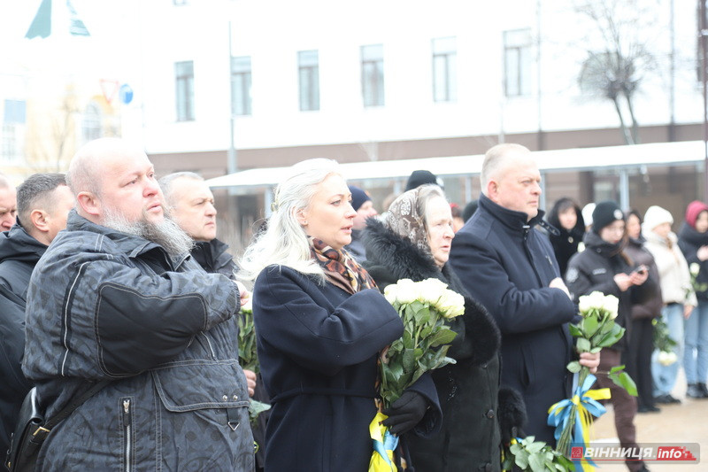 Пам’ять Героїв Небесної Сотні вшанували у Вінниці - фото 10