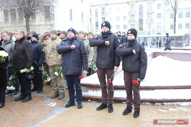 Пам’ять Героїв Небесної Сотні вшанували у Вінниці - фото 44