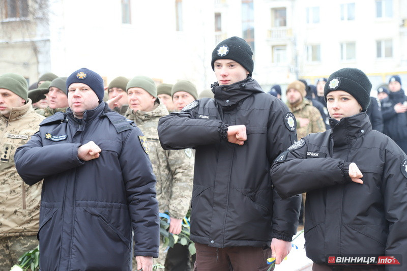 Пам’ять Героїв Небесної Сотні вшанували у Вінниці - фото 45