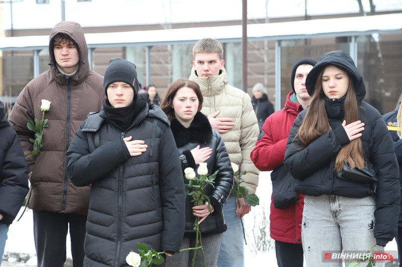 Пам’ять Героїв Небесної Сотні вшанували у Вінниці - фото 13