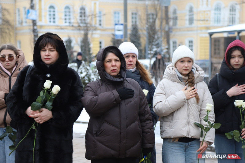 Пам’ять Героїв Небесної Сотні вшанували у Вінниці - фото 12